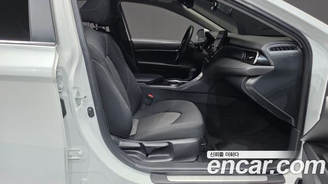 Toyota Camry 2022 — ფოტო 2/30