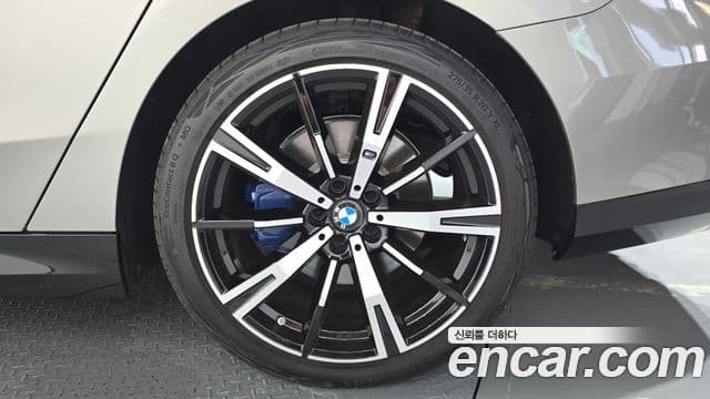 BMW 5 Series 2025 — Photo 2/32