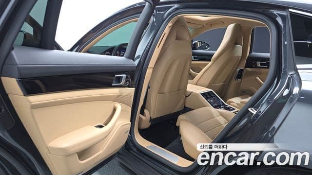 Porsche Panamera 2018 — ფოტო 19/35