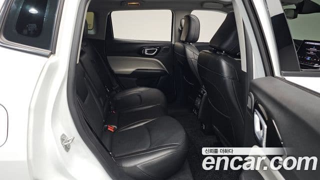 Jeep Compass 2022 — ფოტო 9/34