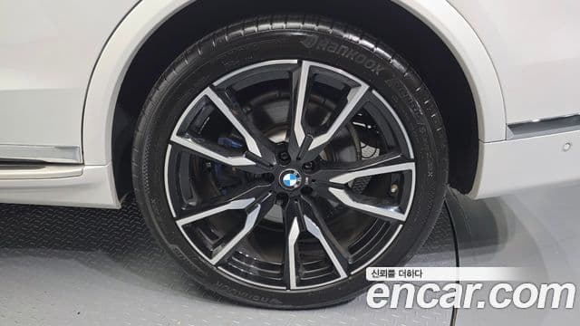 BMW X7 2021 — Photo 8/33
