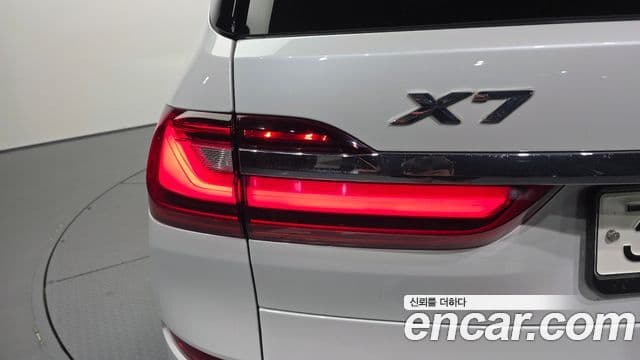 BMW X7 2021 — Photo 28/33