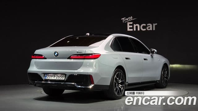 BMW 7 Series 2023 — ფოტო 1/20