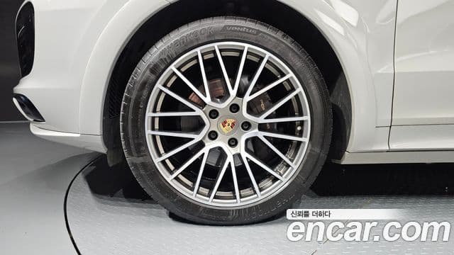 Porsche Cayenne 2023 — Photo 7/39