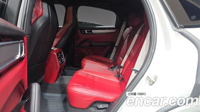 Porsche Cayenne 2023 — Photo 16/39