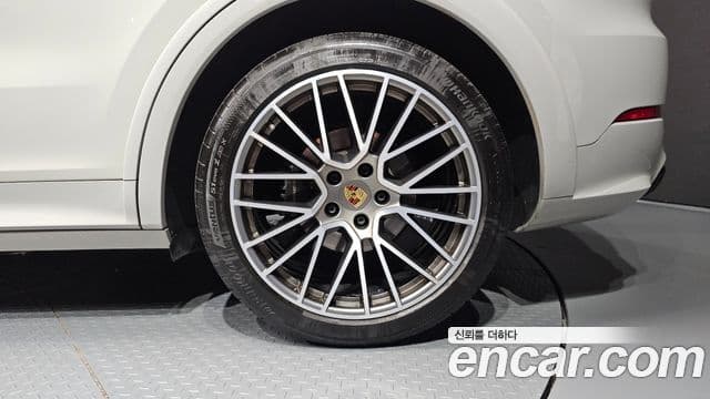 Porsche Cayenne 2023 — Photo 21/39