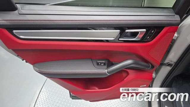 Porsche Cayenne 2023 — Photo 34/39