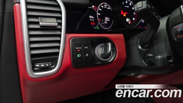 Porsche Cayenne 2023 — Photo 9/39
