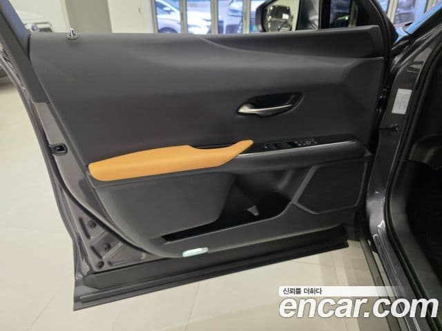 Lexus UX300h 2025 — ფოტო 9/15