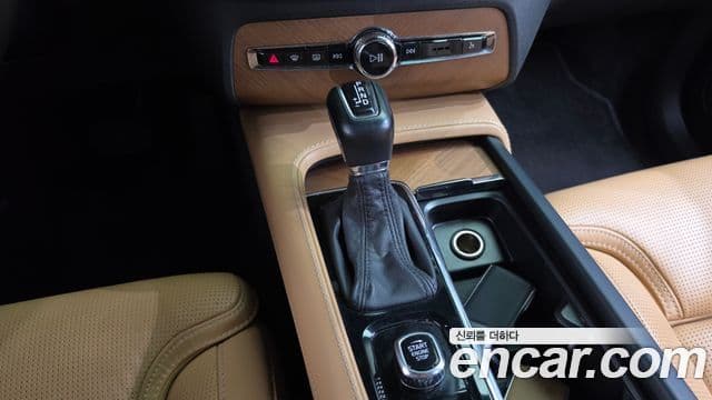 Volvo XC90 2020 — ფოტო 19/36