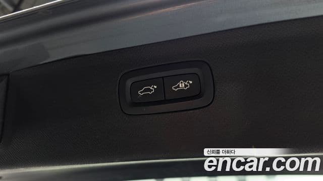 Volvo XC90 2020 — ფოტო 32/36