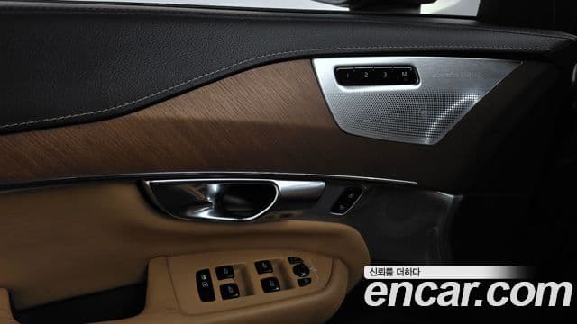 Volvo XC90 2020 — ფოტო 20/36