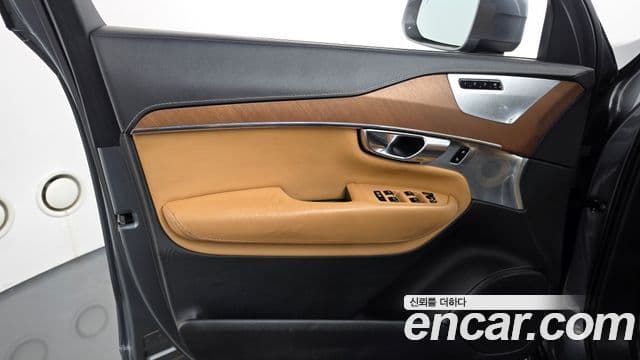 Volvo XC90 2020 — ფოტო 25/36