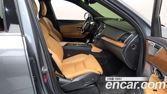 Volvo XC90 2020 — ფოტო 27/36