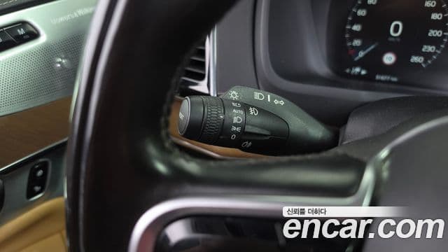 Volvo XC90 2020 — ფოტო 33/36