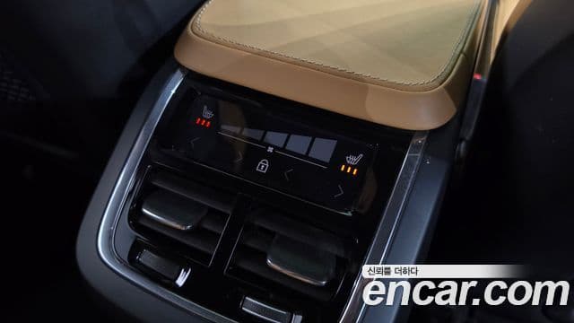 Volvo XC90 2020 — ფოტო 13/36