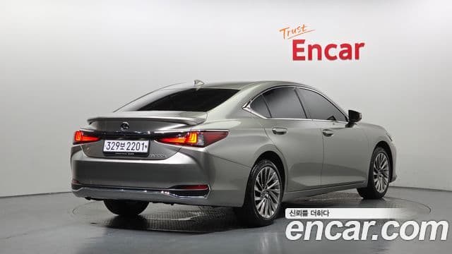Lexus ES300h 2023 — Şəkil 12/35