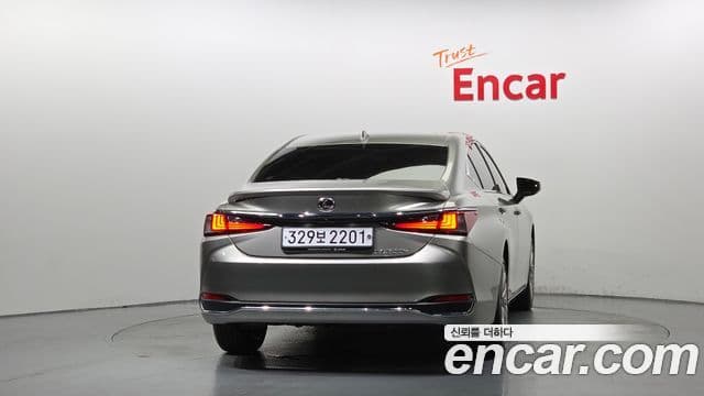 Lexus ES300h 2023 — Şəkil 2/35