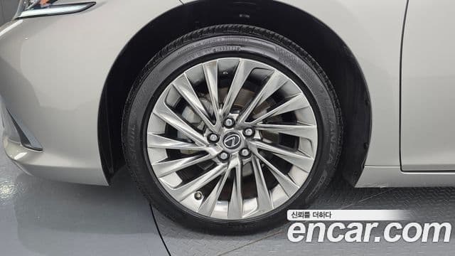 Lexus ES300h 2023 — Şəkil 15/35