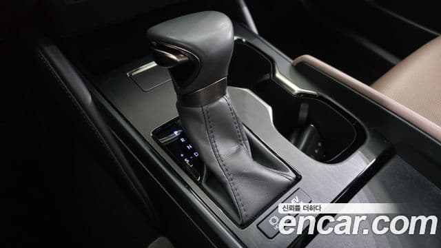 Lexus ES300h 2023 — Şəkil 33/35