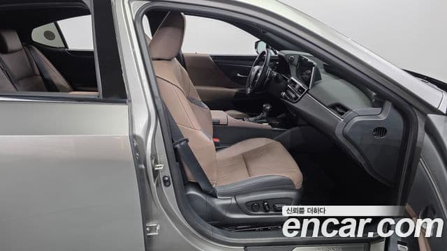 Lexus ES300h 2023 — Şəkil 17/35