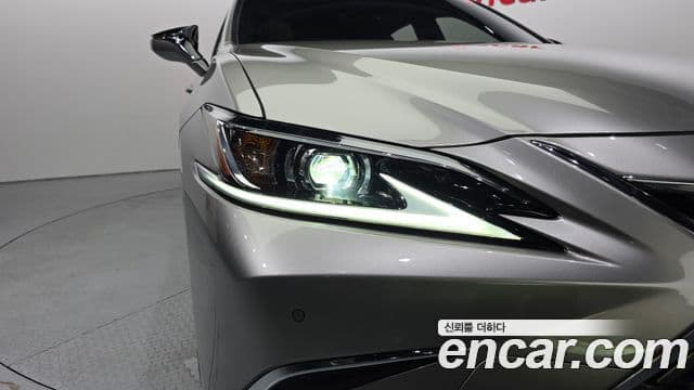 Lexus ES300h 2023 — Şəkil 7/35