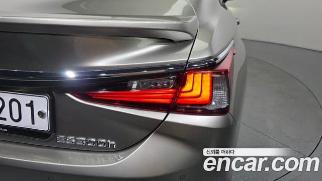 Lexus ES300h 2023 — Şəkil 30/35