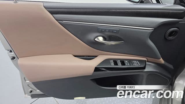 Lexus ES300h 2023 — Şəkil 16/35