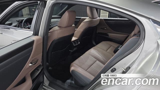Lexus ES300h 2023 — Şəkil 10/35