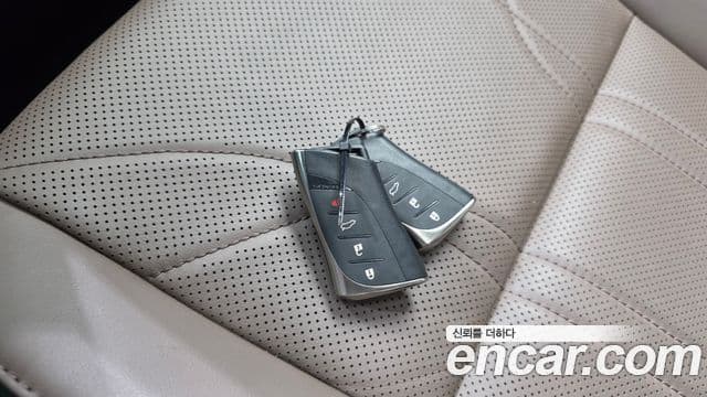 Lexus ES300h 2023 — Şəkil 23/35