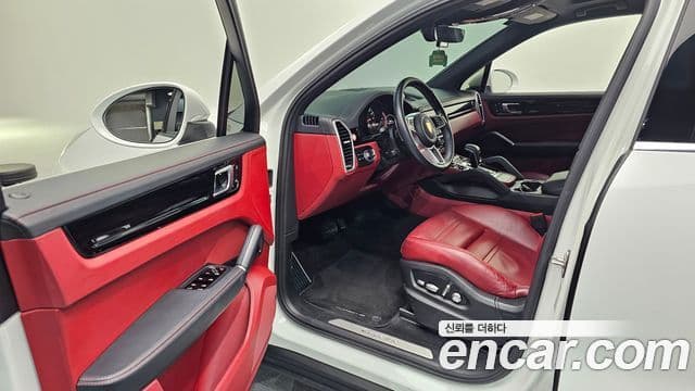 Porsche Cayenne 2019 — ფოტო 17/30