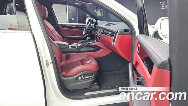 Porsche Cayenne 2019 — ფოტო 10/30