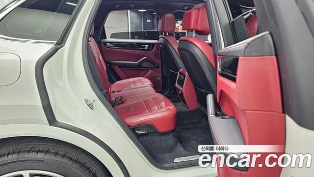 Porsche Cayenne 2019 — ფოტო 19/30