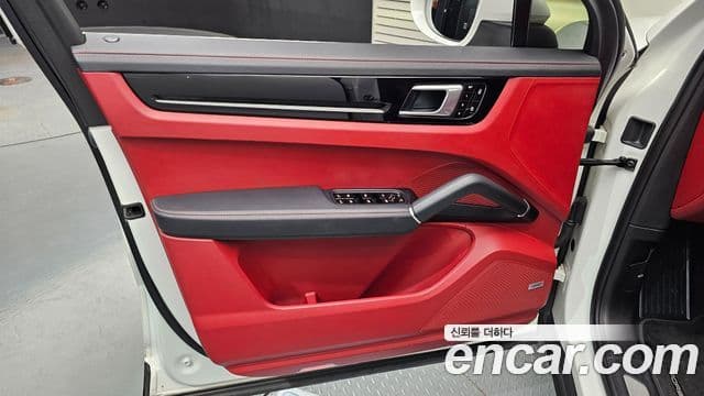 Porsche Cayenne 2019 — ფოტო 29/30