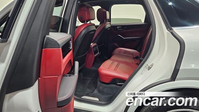 Porsche Cayenne 2019 — ფოტო 16/30