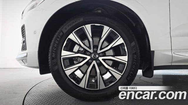 Volvo XC60 2025 — ფოტო 33/35