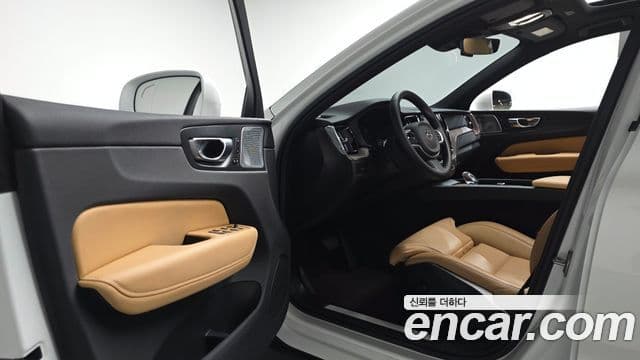 Volvo XC60 2025 — ფოტო 28/35