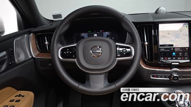 Volvo XC60 2025 — ფოტო 27/35