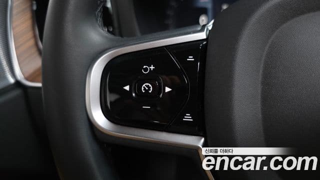 Volvo XC60 2025 — ფოტო 26/35