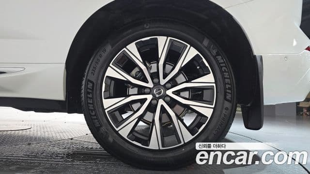 Volvo XC60 2025 — ფოტო 23/35
