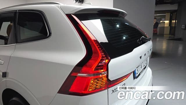 Volvo XC60 2025 — ფოტო 34/35
