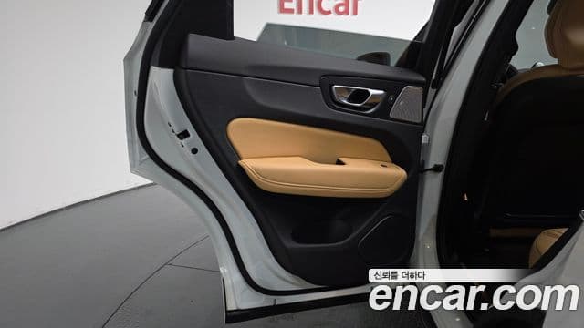 Volvo XC60 2025 — ფოტო 15/35