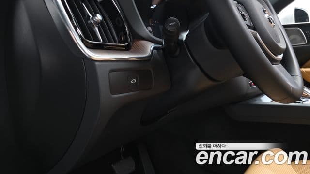 Volvo XC60 2025 — ფოტო 16/35