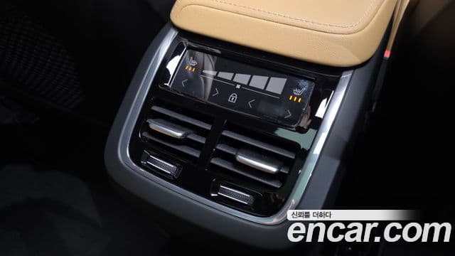 Volvo XC60 2025 — ფოტო 20/35
