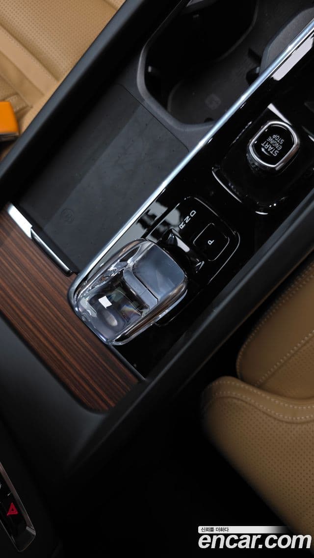 Volvo XC60 2025 — ფოტო 19/35