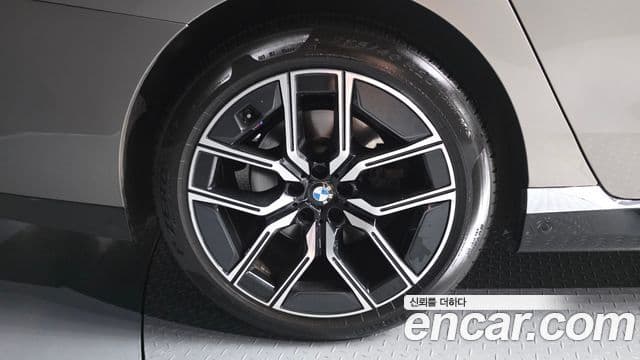 BMW 7 Series 2023 — Photo 5/36