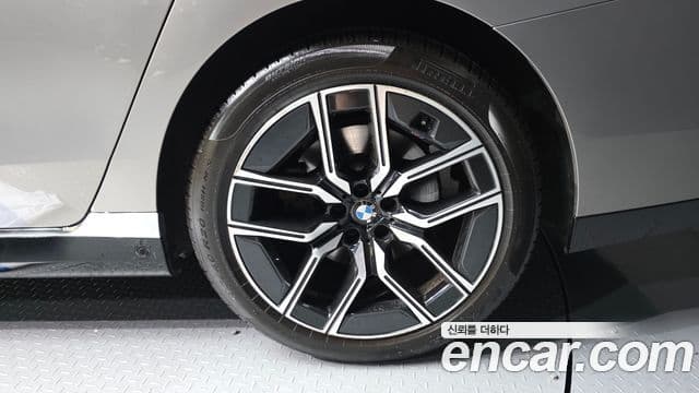 BMW 7 Series 2023 — Photo 4/36