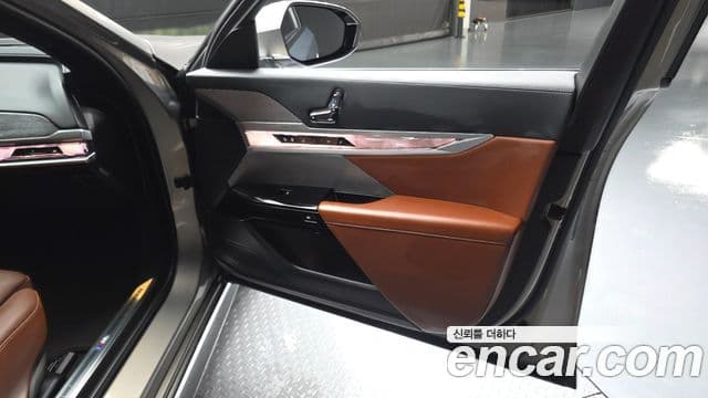 BMW 7 Series 2023 — Photo 8/36