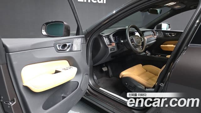 Volvo XC60 2025 — Фото 9/20