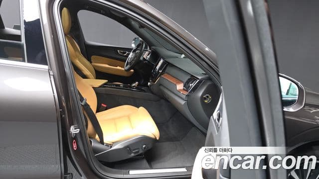 Volvo XC60 2025 — Фото 11/20